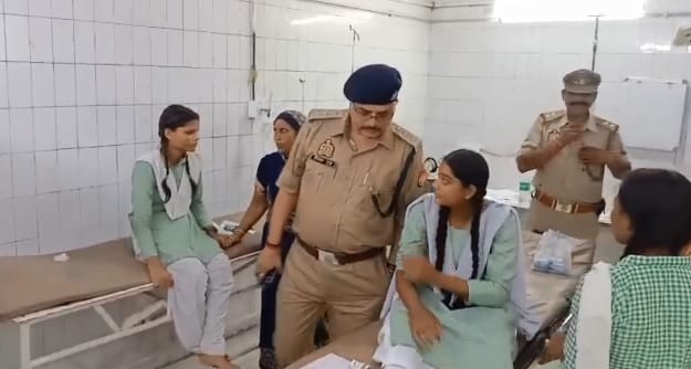 Mahoba Accident E rickshaw overturned after hit by dumper six girl students injured one in critical condition