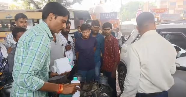 Kanpur Food department collected milk samples in Mandhana milkmen ran away leaving the barrels