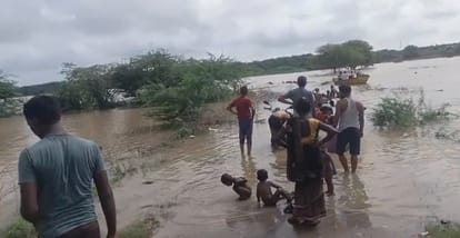 Kanpur Yamuna water level above danger mark in Ghatampur flood water reached many villages life disrupted