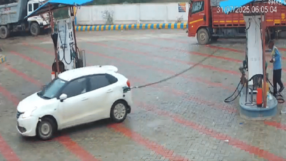 Strange activity on petrol pump in Hathras