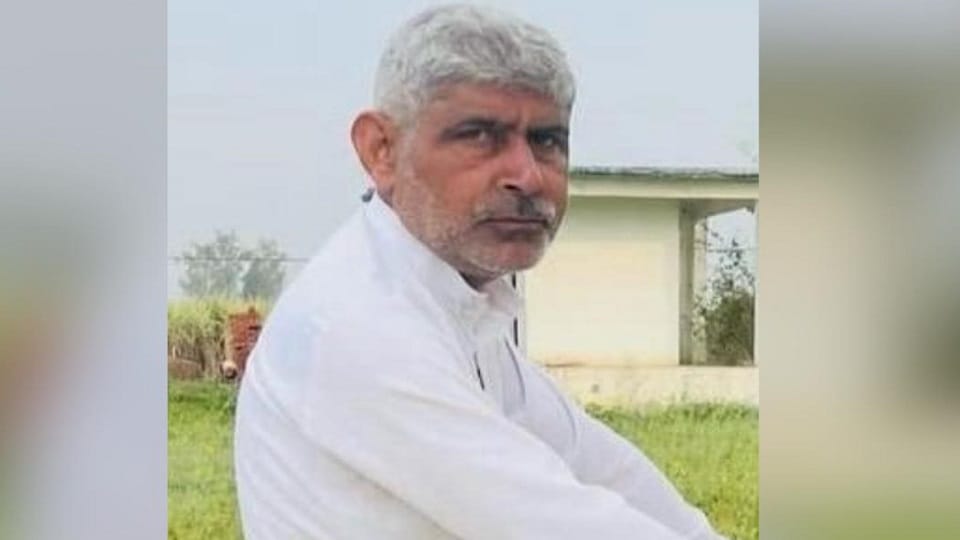 Muzaffarnagar: Miscreants hiding in the field shot and killed the farmer, the son ran away with the gun