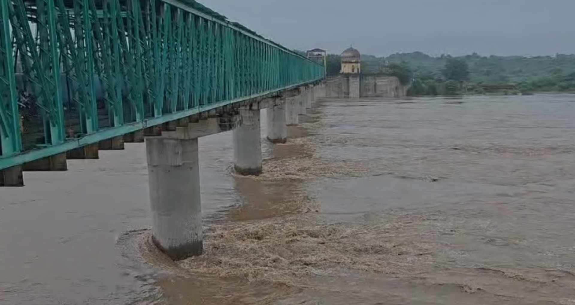 rajasthan heavy rain dholpur army alert kota barrage open flood situation 2025