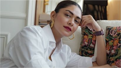 Mrunal Thakur Birthday: Know About actress career famous movies tv show education and Life Story Net worth