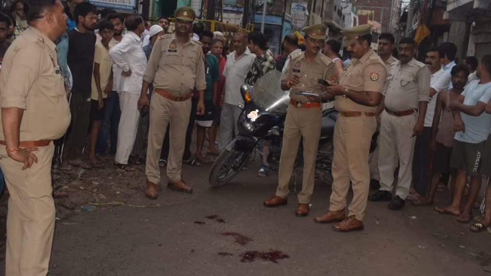 Gangster Saleem Shot Dead Near Police Outpost in Meerut Chased for 3 KM in Broad Daylight UP News In Hindi