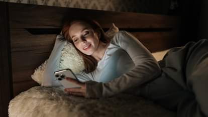 फोन से निकलने वाली किरणों से त्वचा को होते हैं ये बड़े नुकसान