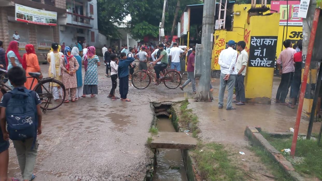 child fell into drain during rain in Vasant Kunj