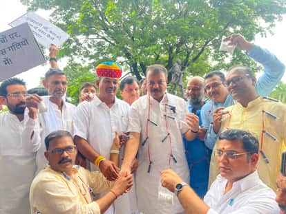 नेता प्रतिपक्ष उमंग सिंघार के नेतृत्व में कांग्रेस विधायकों को प्रदर्शन