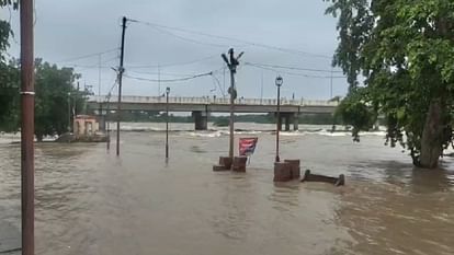 Jaghat, Matatila, Sukwan-Dhukwan and Parichha dams released more than 3 lakh cusecs of water