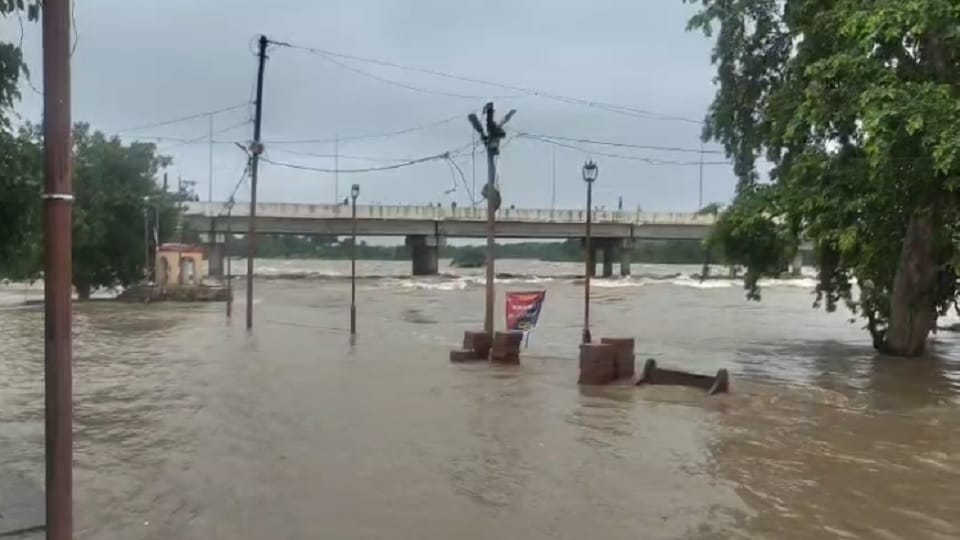 Jaghat, Matatila, Sukwan-Dhukwan and Parichha dams released more than 3 lakh cusecs of water