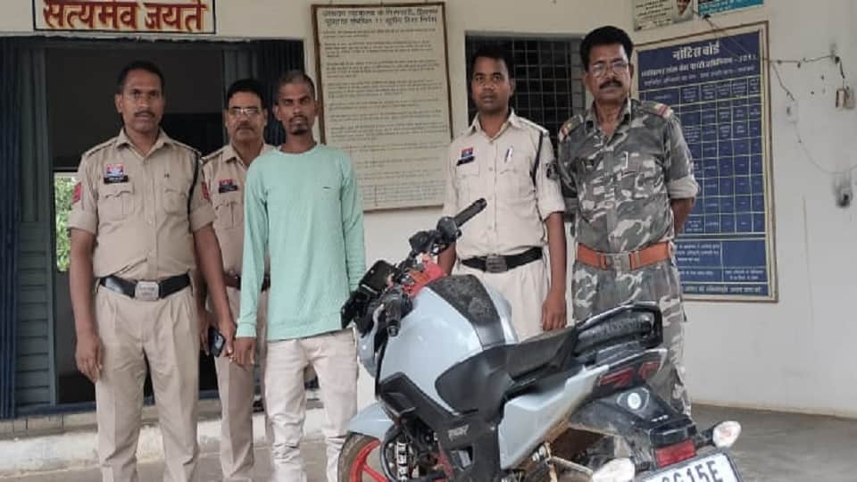पुलिस की गिरफ्त में आरोपी