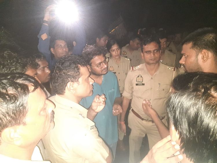 UP: लोडर ने बाइक सवारों को राैंदा...सड़क पर पड़ी खून से लथपथ तीन दोस्तों की लाशें, दृश्य देख कांप गया कलेजा