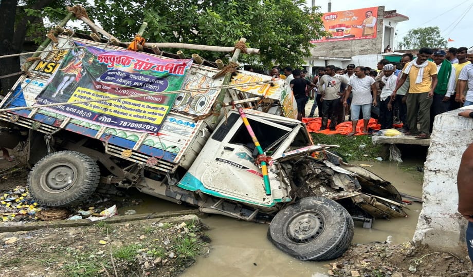 Pratapgarh New Pickup full of Kanwariyas overturned, one dead, many injured