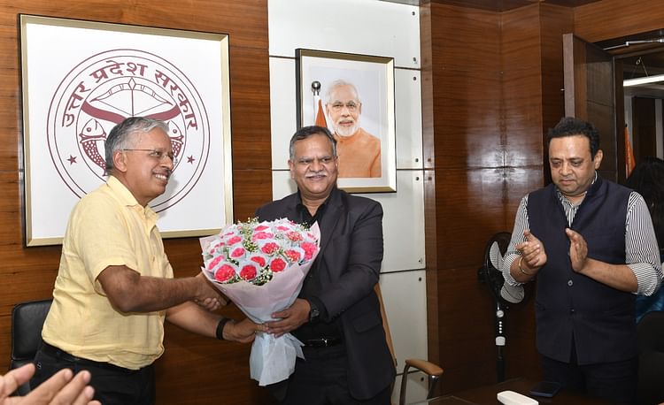 UP: पदभार लेने के बाद मीडिया के सामने आए मुख्य सचिव एसपी गोयल, बताई प्राथमिकताएं; मौजूद रहे मनोज कुमार सिंह