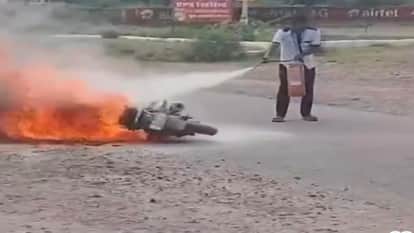 Jaisalmer News: Fire Breaks Out in Moving Bike Outside Petrol Pump in Pokaran, Prompt Action Prevents Tragedy