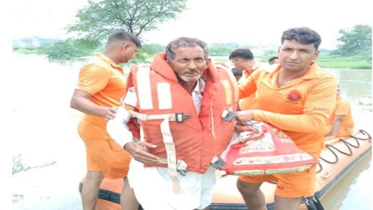 Agra: Motorboat stalls in Chambal; 64 people left holding their breath for 3 hours.