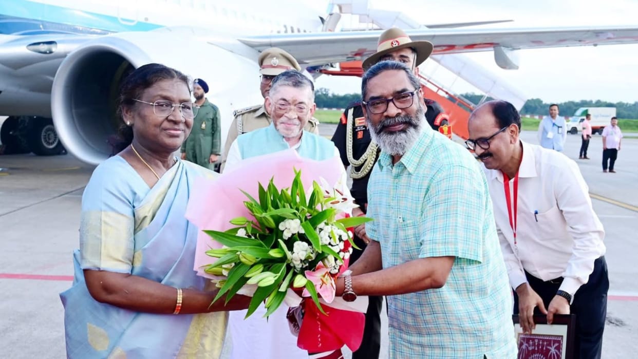 Jharkhand: President Draupadi Murmu reached Raj Bhavan, Governor and CM CM Soren welcomed