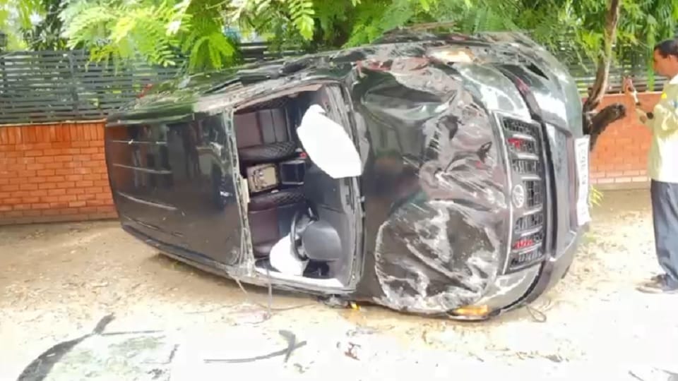 speeding car rider first hit the e-rickshaw and then the vehicle
