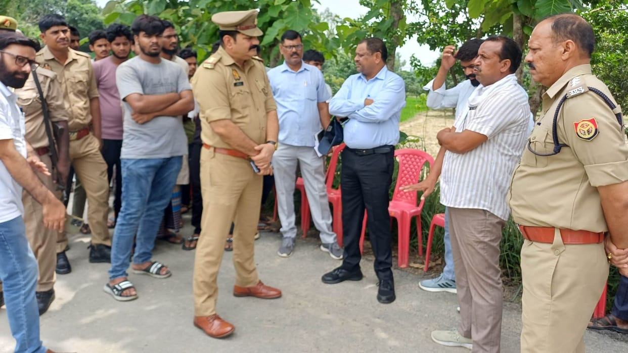 Tension between two groups for burying the dead body Azamgarh police deployed; SDM took decision
