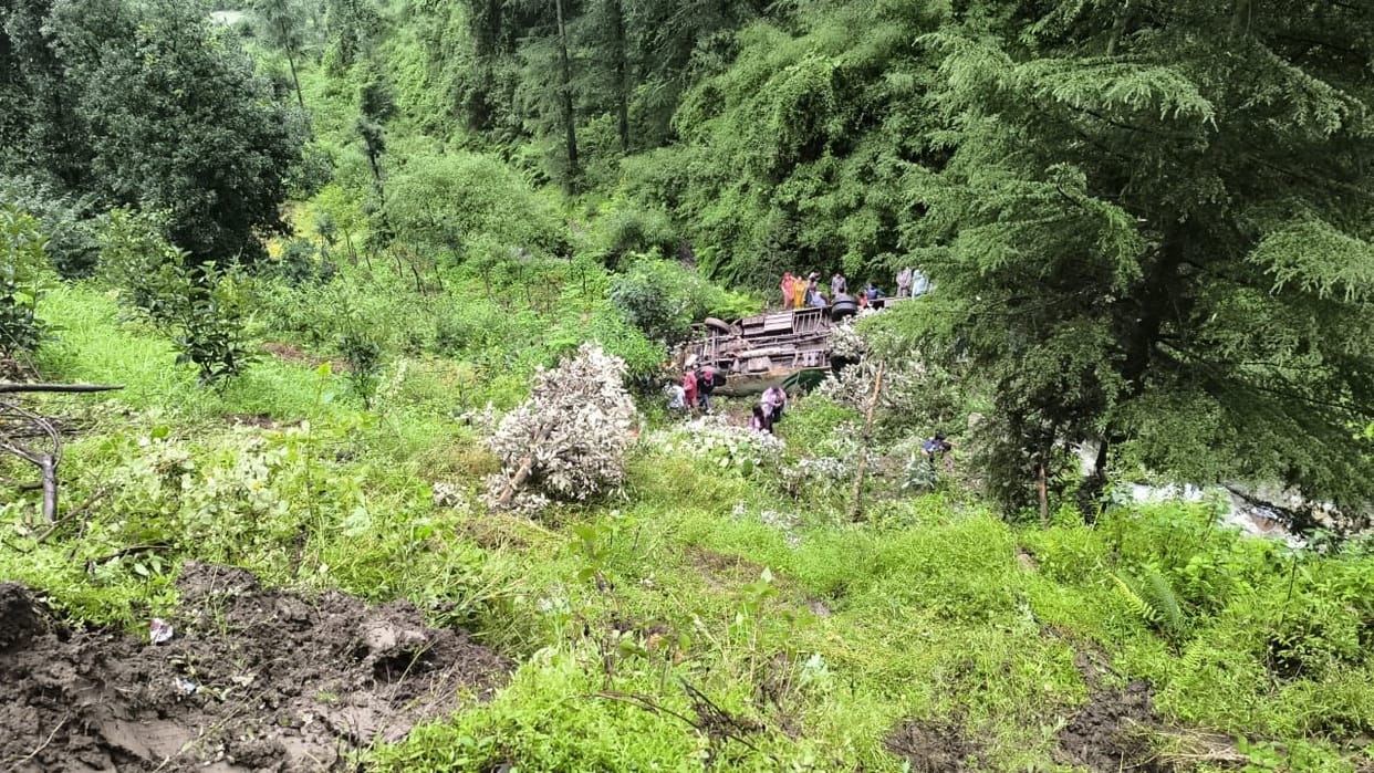 Private bus falls into a ditch in Mandi Himachal one female passenger died nine injured