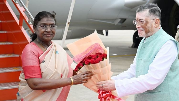 President Murmu: दो दिवसीय झारखंड दौरे पर राष्ट्रपति पहुंचीं देवघर, राज्यपाल संतोष गंगवार ने किया स्वागत