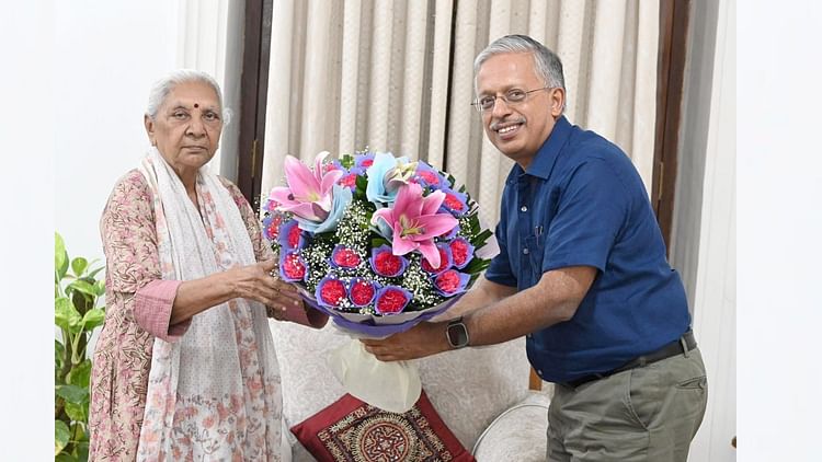 UP: राज्यपाल आनंदी बेन पटेल से मिले नवनियुक्त मुख्य सचिव एसपी गोयल, शिष्टाचार भेंट की
