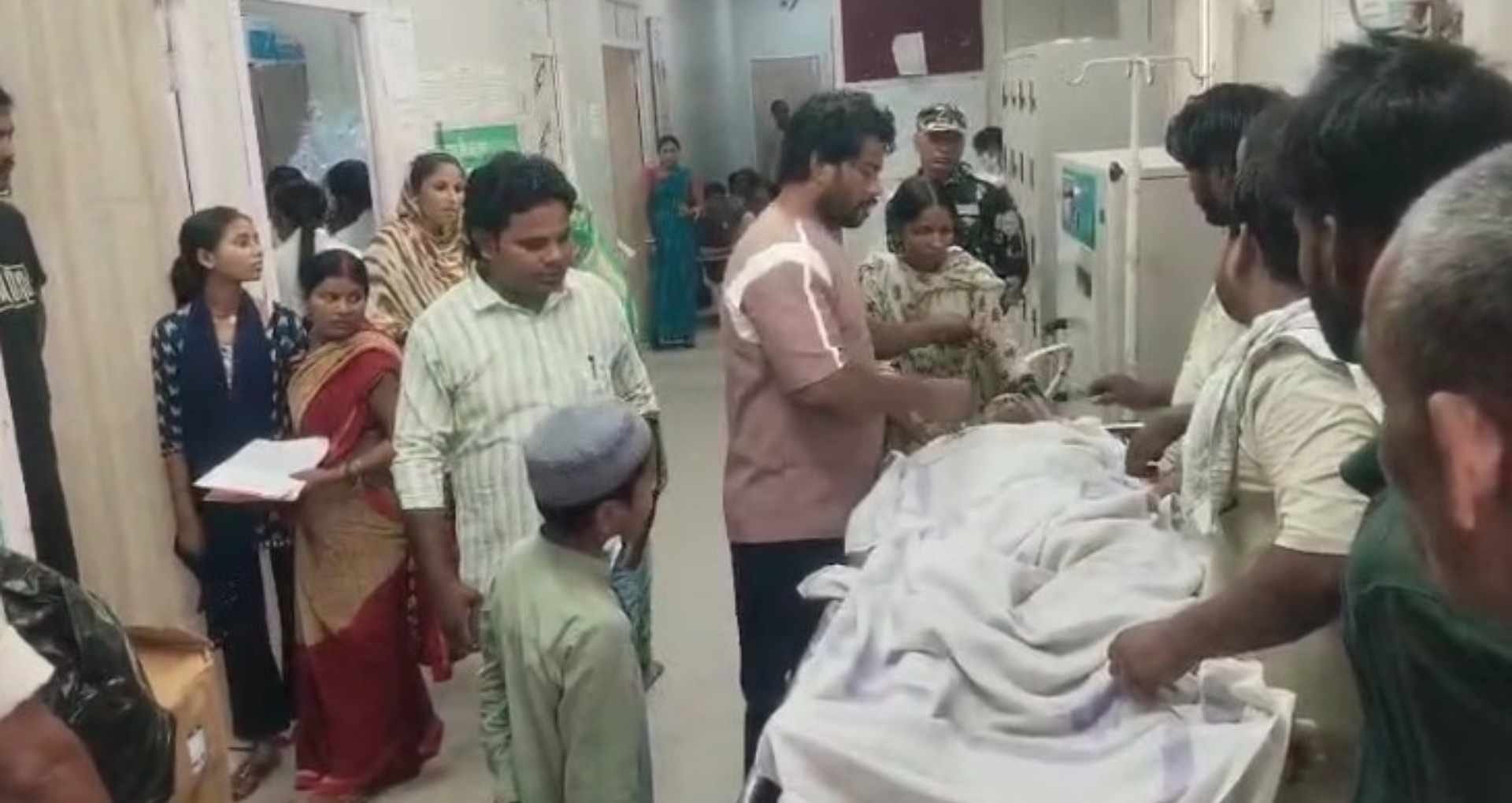 अस्पताल में मौजूद परिजन