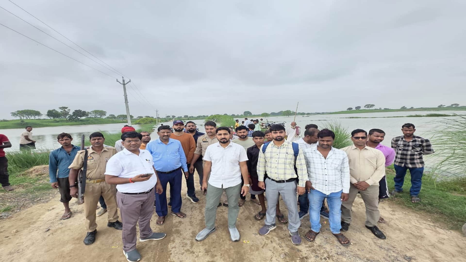 Kaushambi News Kilnahai river overflowed due to Yamuna flood, four villages lost contact