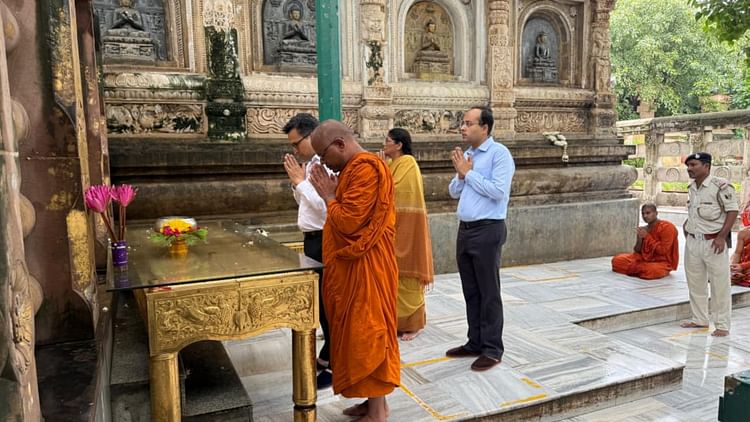 Bihar News: महाबोधि मंदिर के दर्शन करने पहुंचे उप चुनाव आयुक्त, पवित्र बोधि वृक्ष के समक्ष पूजा-अर्चना की