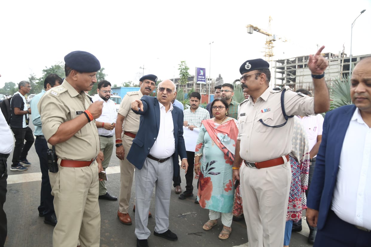 Bhopal: Justice Sapre inspected 8 black spots of Bhopal in 3 hours, asked the officials the reason for the acc