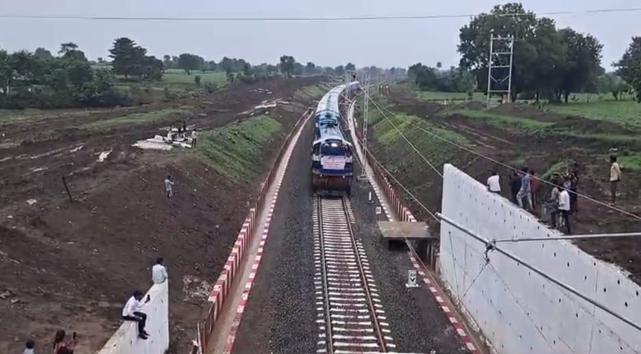 Bhopal: Train ran at a speed of 125 kmph on the new railway line, Railway Safety Commissioner inspected it