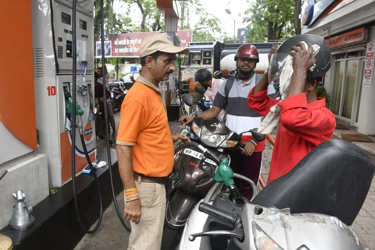 Bhopal: Petrol is not available in Bhopal without helmet, people filled petrol by using other's helmet, many p