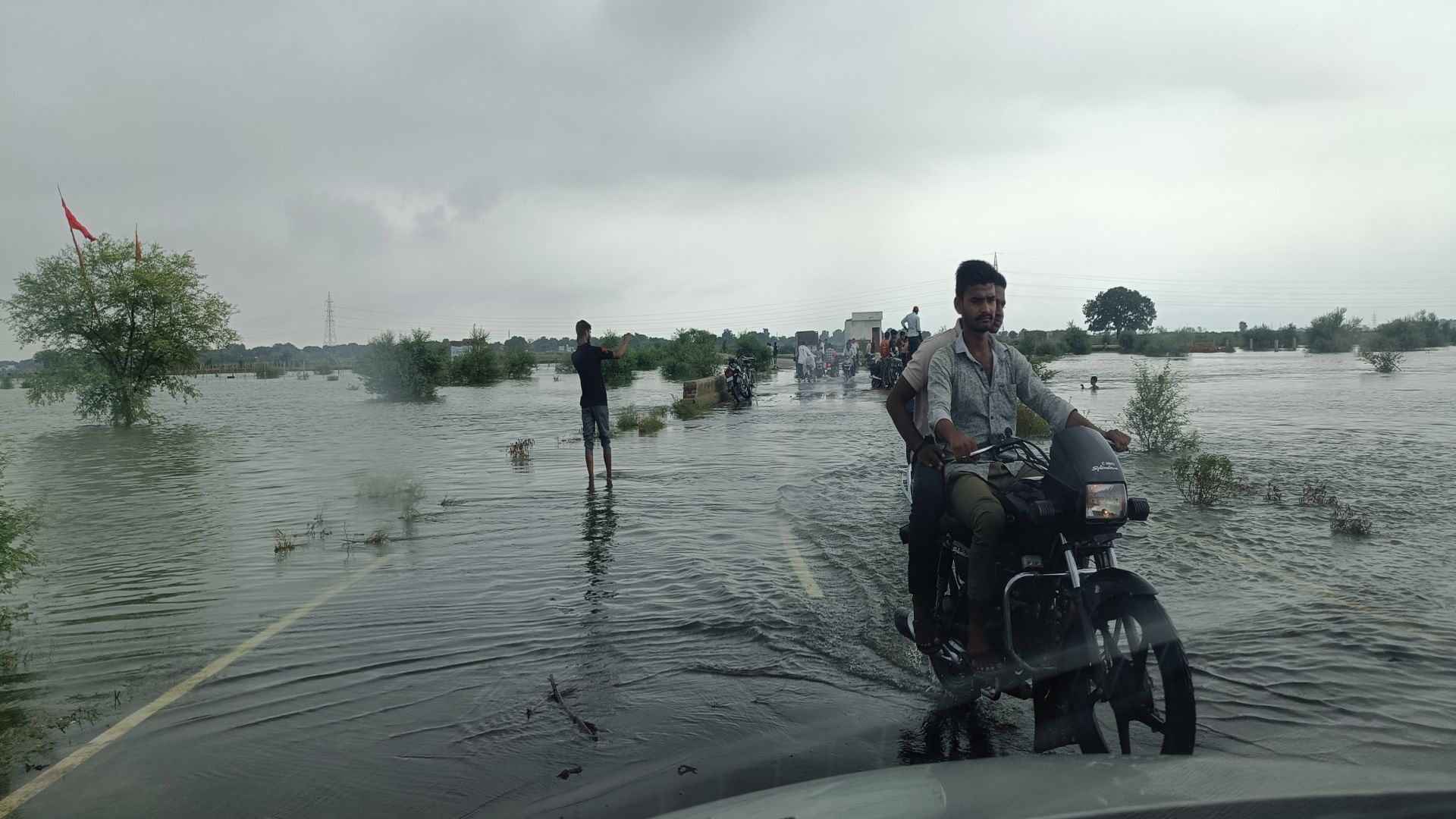 Prayagraj News Flood Ganga and Yamuna in spate rivers can cross danger mark anytime