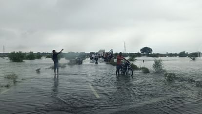 Prayagraj News Flood Ganga and Yamuna in spate rivers can cross danger mark anytime