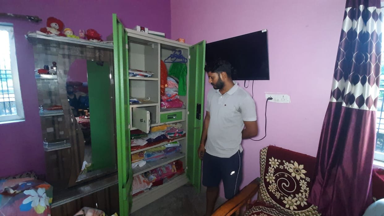 Thieves stole cash and jewellery from three houses in Chandauli