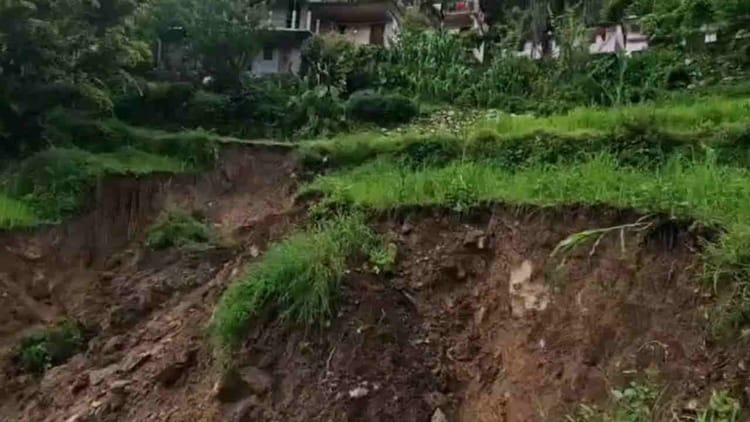 Chamoli: मूसाउडियार गांव के नीचे बढ़ा भूस्खलन का दायरा, गांव के 17 परिवारों के घरों पर बना है खतरा