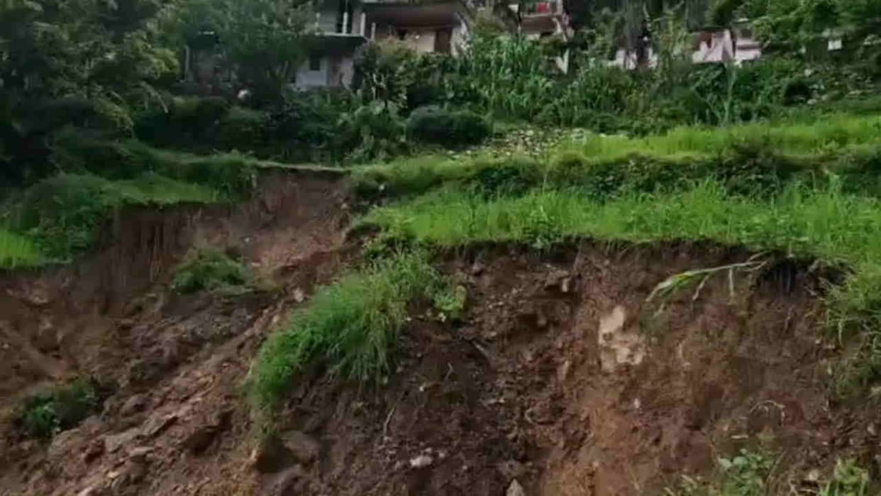 Landslide scope increased below Musaudiar village of  block Chamoli houses of 17 families danger