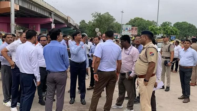 Varanasi News: कैंट रेलवे स्टेशन पर गंदगी देख भड़के डीआरएम, लगाई फटकार; कर्मचारियों को दिलाई स्वच्छता की शपथ