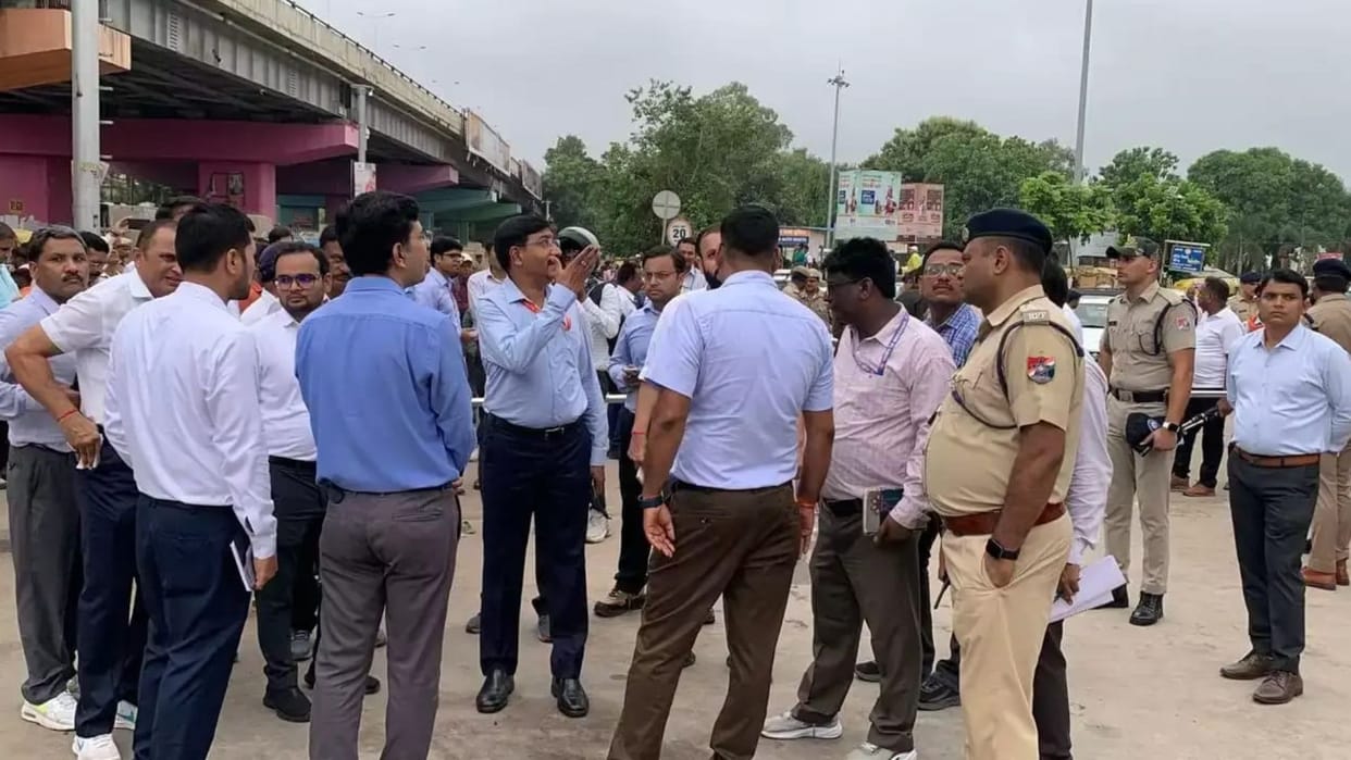 DRM expressed displeasure after seeing dirt at Varanasi Cantt railway station