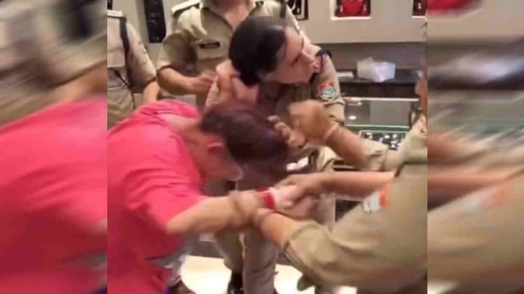 Dehradun: ज्वेलर्स की दुकान में चोरी करते पकड़ी गई युवती, महिला पुलिसकर्मियों के खींचने लगी बाल, मुकदमा दर्ज