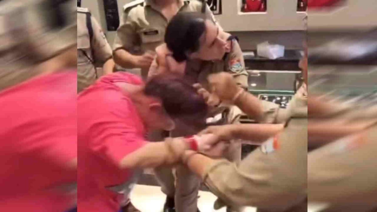 Girl caught stealing from a jewellery shop started pulling lady police hair case registered Dehradun News