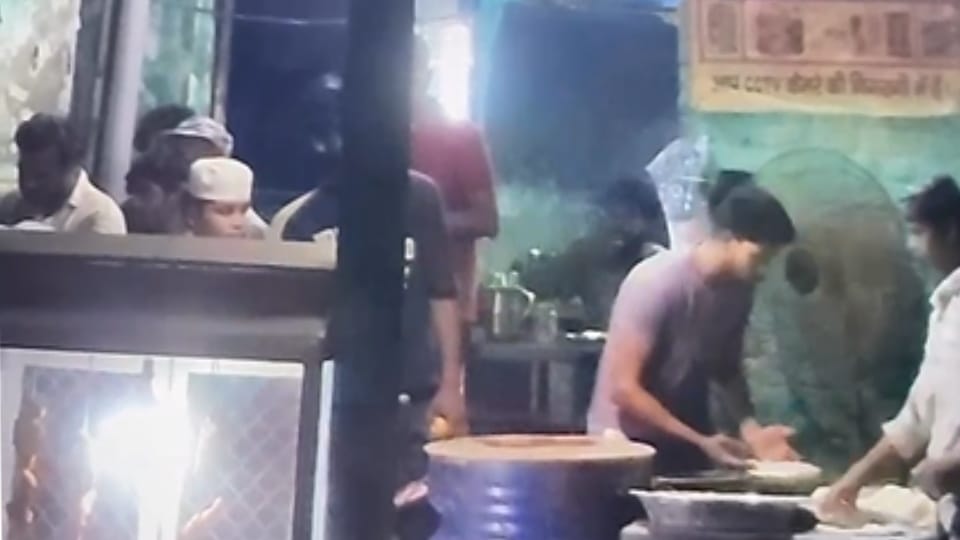 UP News: Cook Caught Spitting on Roti at Baghpat Dhaba, Video Goes Viral, Probe Begins