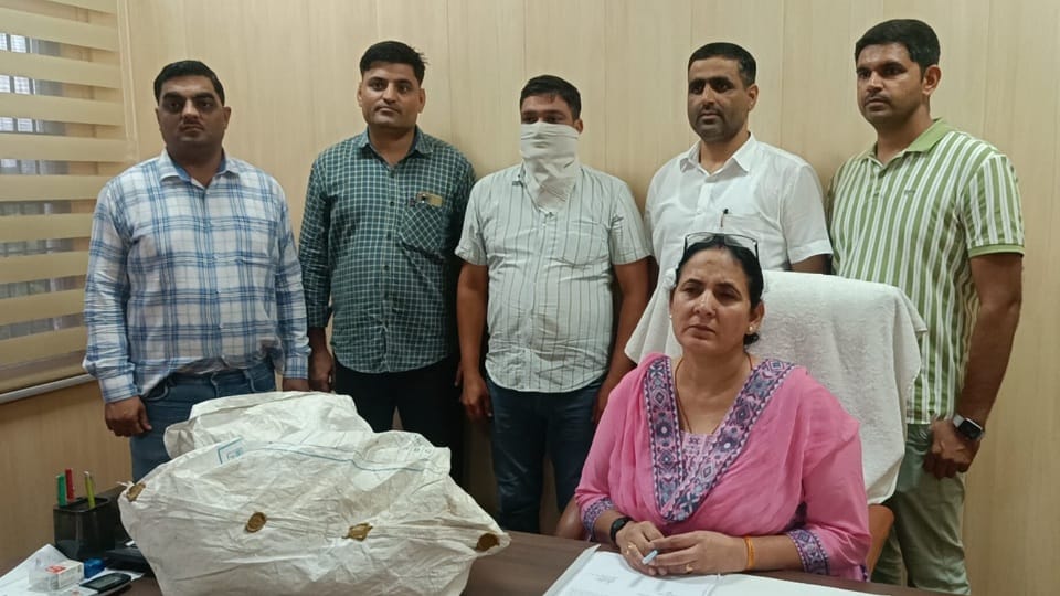 Haryana ACB team caught Delhi Police inspector's associate taking Rs 30 lakh bribe