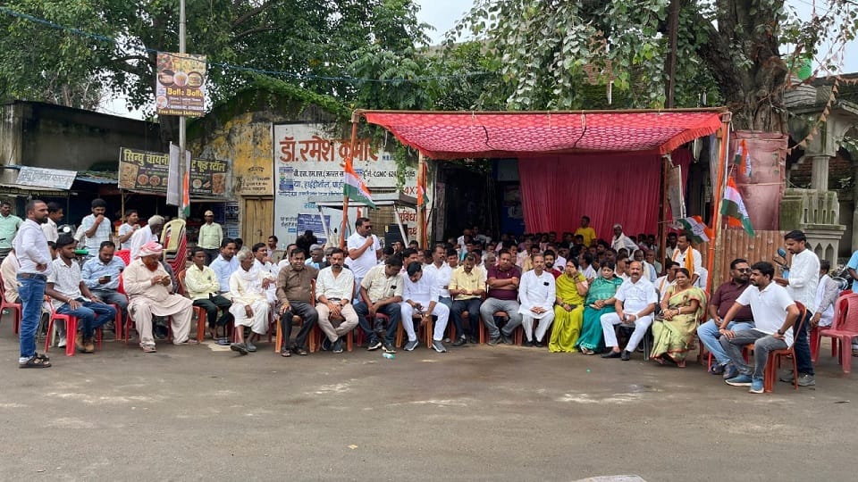 Congress protests against the shortage of fertilizers for farmers in Balrampur Ramanujganj