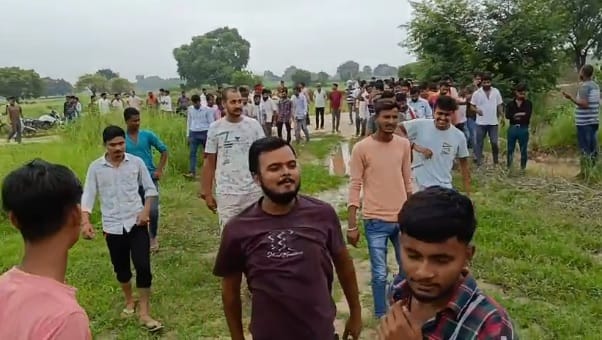 Kanpur Dispute over burying dead body near Kuldevi temple villagers and Bajrang Dal protested