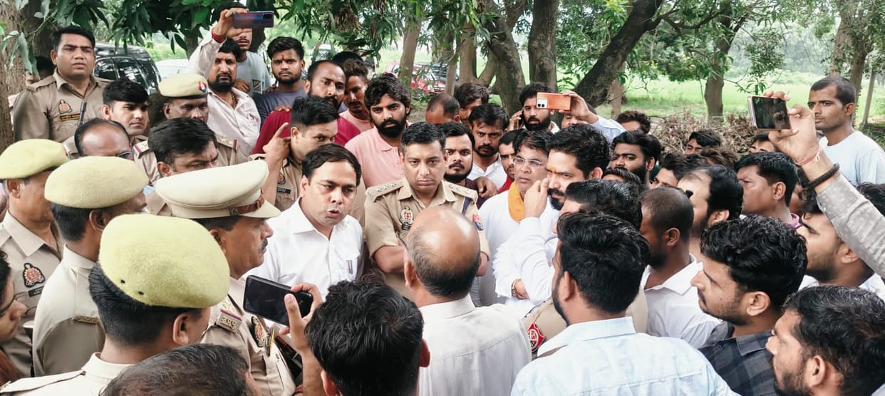 Kanpur cemetery dispute After the uproar by villagers and Bajrang Dal SDM asked for two days time