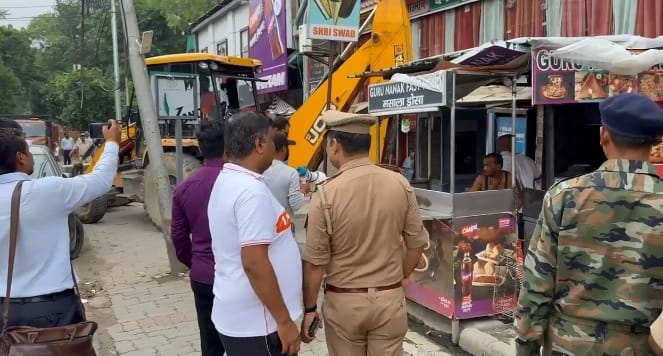 Kanpur Bulldozers run on encroachment joint action by Municipal Corporation and Police