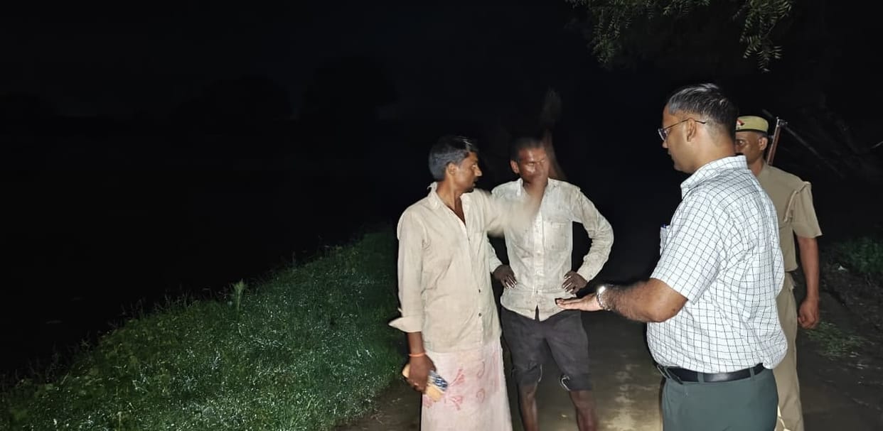 Kanpur Yamuna wreaks havoc in Ghatampur SDM kept patrolling throughout night kept information from villagers