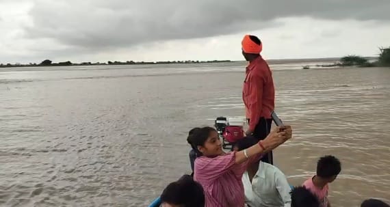 Kanpur Yamuna water level above danger mark many villages cut off from communication having to resort to boats