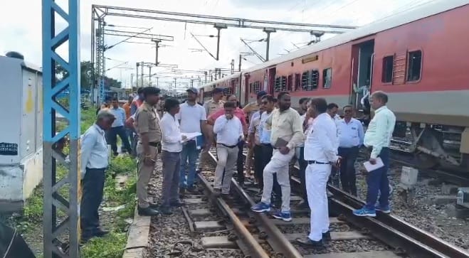 Kanpur DRM inspected Kanpur Central and Panki Dham station took stock of construction works and outer