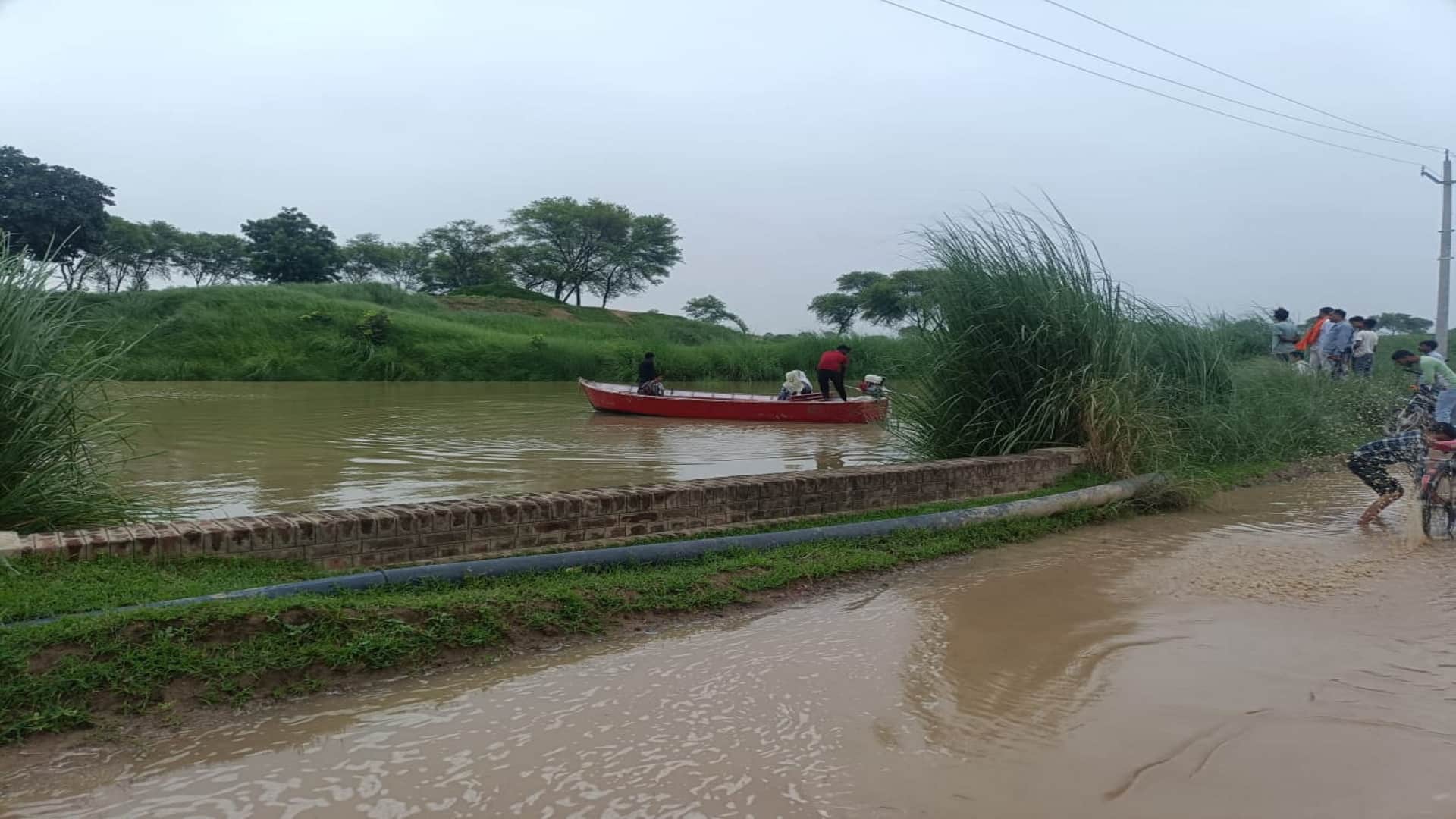 Kaushambi News Kilnahai river overflowed due to Yamuna flood, four villages lost contact